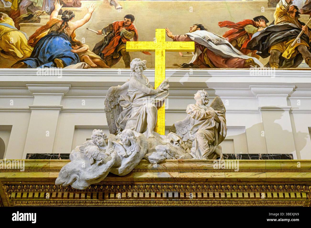 Skulptur religiöser Heiliger mit Kreuz, eine Dekoration im Inneren der katholischen Kathedrale. Stockfoto