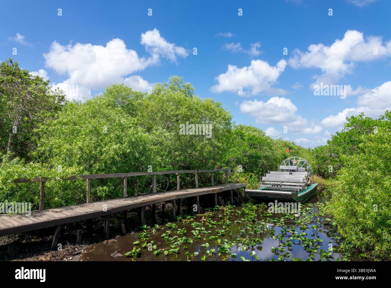 Airboat an einem hölzernen Pier, Everglades touristische Airboat Fahrt und Tour, Florida Stockfoto