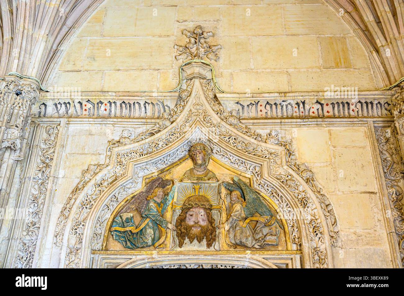 Steinmauer mit dekorativer religiöser Kunst im Kloster San Juan de los Reyes. Stockfoto