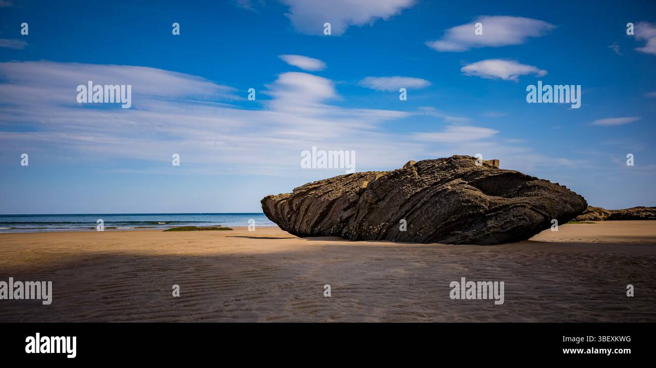 Der große Stein am Strand in Deba, Spanien - Smartphone-aufgenommenes Stockfoto