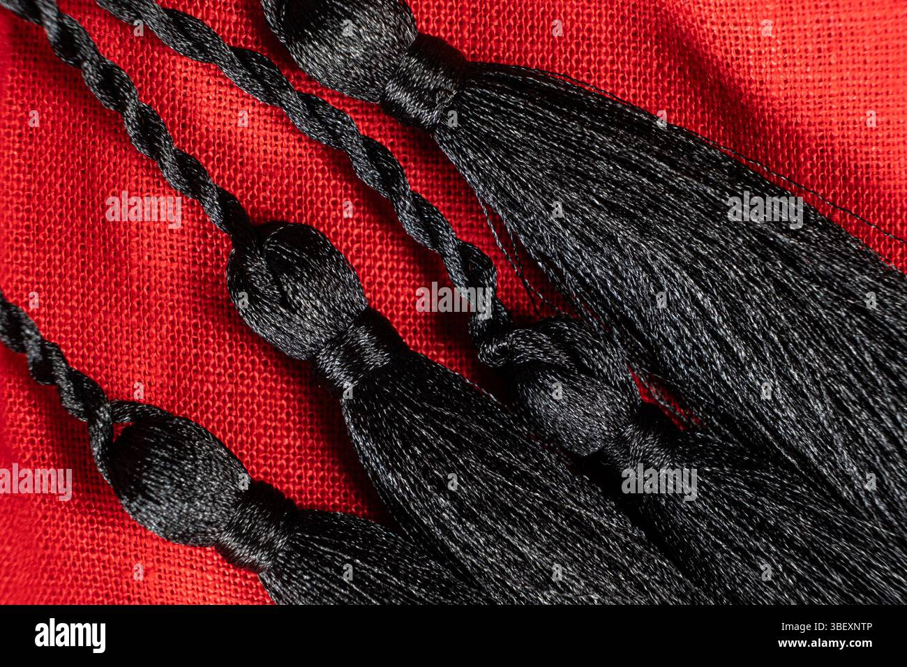 Traditionelles ukrainisches Leinenhemd mit Stickerei und Quasten aus dekorativem Stoff Stockfoto