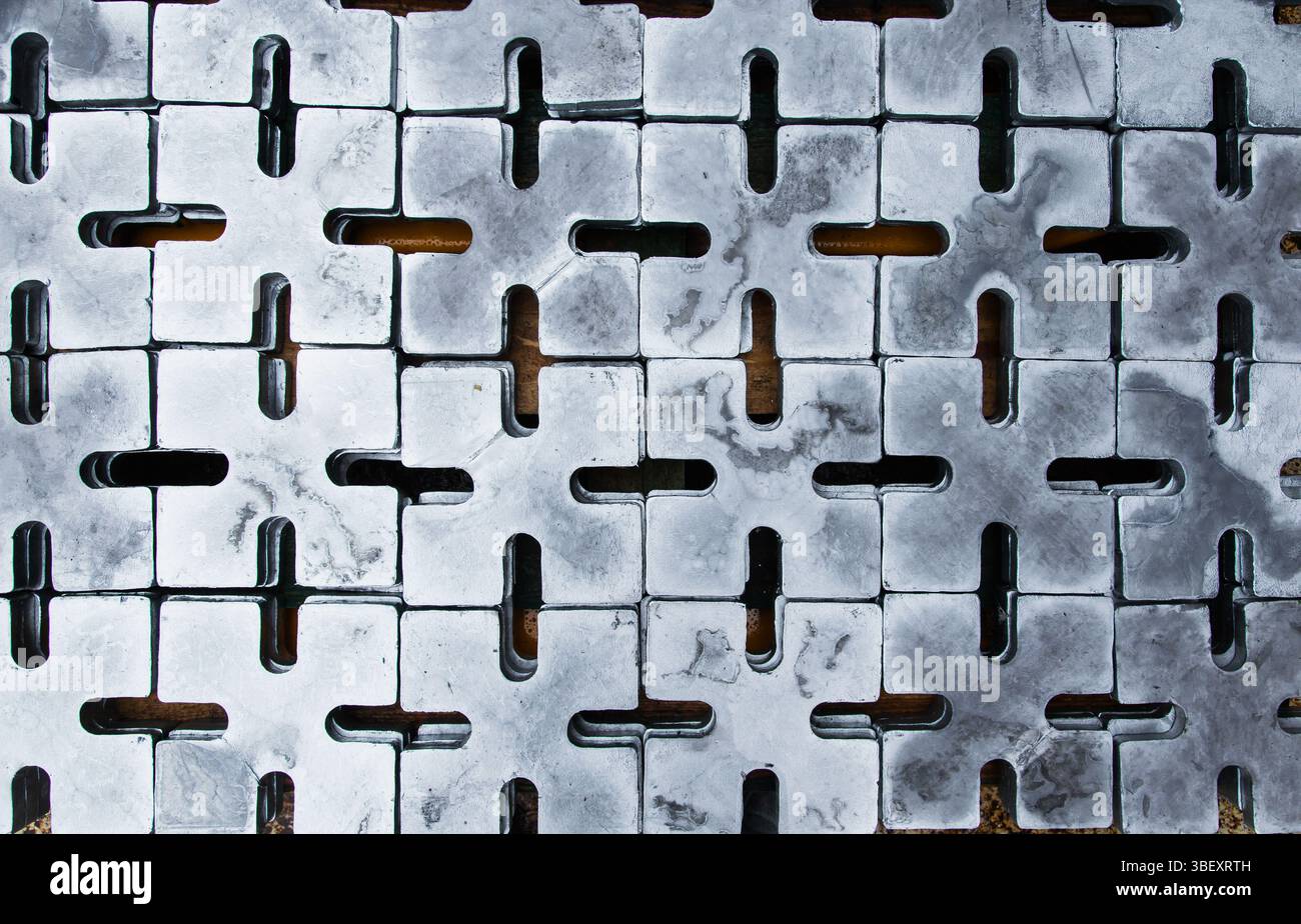 Verzinkte Metallplatten zur Sicherung der Ladung auf dem Deck eines Frachtschiffes. Stockfoto