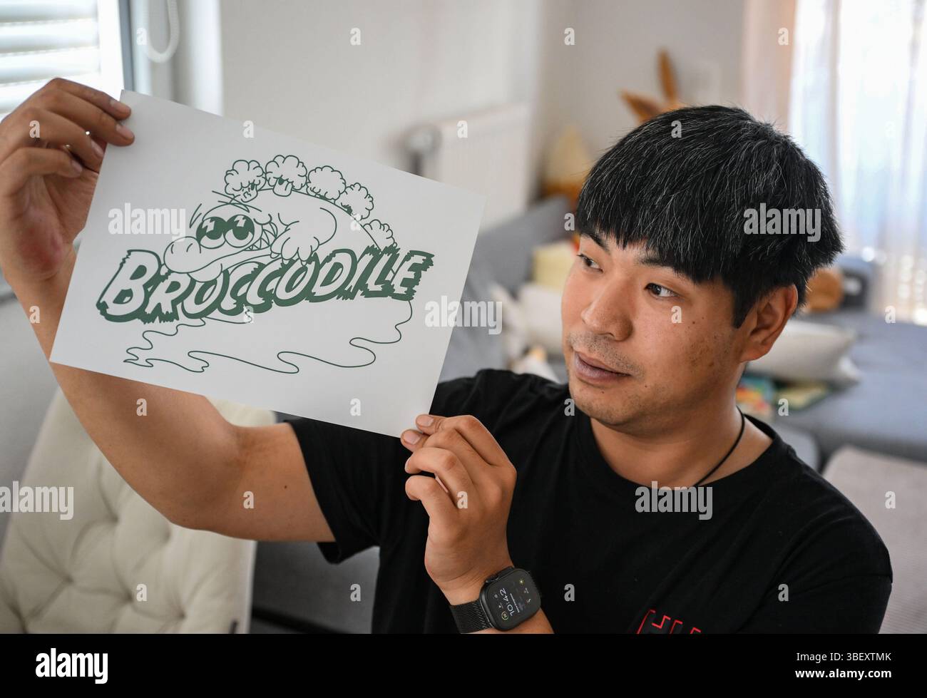Oberderdingen, Deutschland. 30. Mai 2025. Felix Huynh, Managing Director von Broccodile, trägt das Logo seines Unternehmens. Lacoste warnte das Unternehmen, weil es ein Krokodillogo hat, das dem von Lacoste ähneln soll. Quelle: Uli Deck/dpa/Alamy Live News Stockfoto