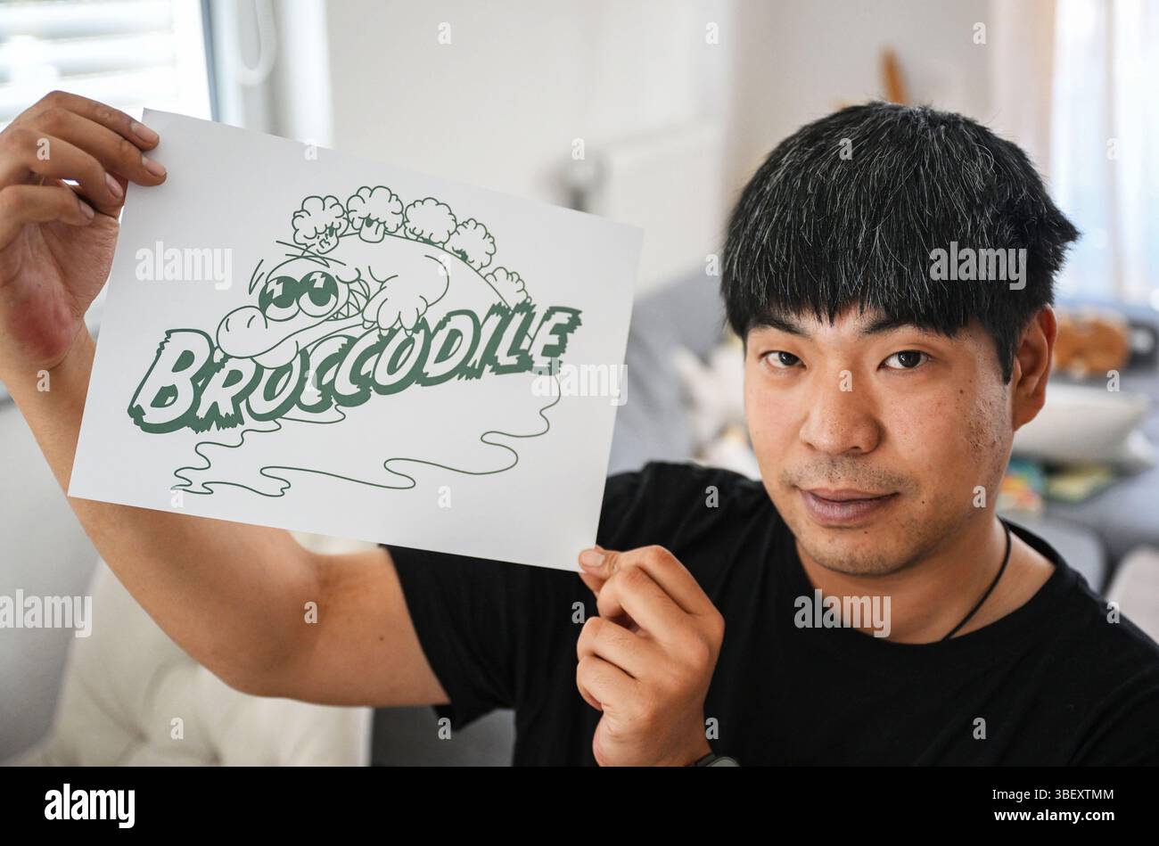 Oberderdingen, Deutschland. 30. Mai 2025. Felix Huynh, Managing Director von Broccodile, trägt das Logo seines Unternehmens. Lacoste warnte das Unternehmen, weil es ein Krokodillogo hat, das dem von Lacoste ähneln soll. Quelle: Uli Deck/dpa/Alamy Live News Stockfoto