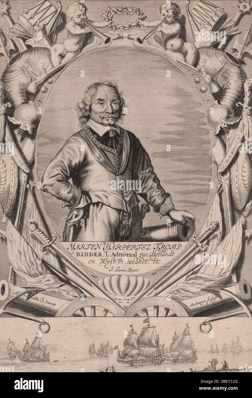 Amsterdam, Lodewycksz, Lodewyck, Lievens, Jan, Aldewereld, Herman van, Amsterdam, Nooms, Reinier, Mosijn, Michiel, Porträt von Maarten Harpertszoon Tromp, Verso - gestempelt, Porträt von Admiral Maarten Harpertszoon Tromp, seine Hand auf einer Kanone, die andere Hand auf seiner Seite. Das Porträt ist in einer ornamentalen Liste von Fahnen, Schwertern, Kanonen und Rüstungsteilen enthalten und wird von zwei Putten gekrönt, die einen Lorbeerkranz halten. Unten am Rand ein Blick aufs Meer mit Segelschiffen. In der Mitte wahrscheinlich Tromps Schiff, de Brederode., Druck, Höhe 313 mm, Breite 215 mm, Noord-Nederlands, 1630, Druckerei Stockfoto