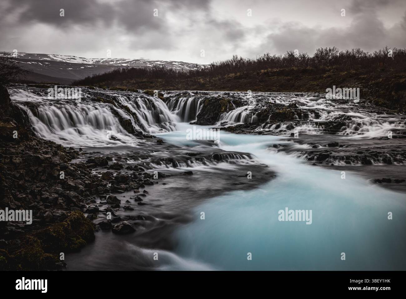 Bruarfoss Wasserfall in Island Haben Sie einen regnerischen Tag mit grauem Himmel und türkisfarbenem Gletscherwasser Stockfoto