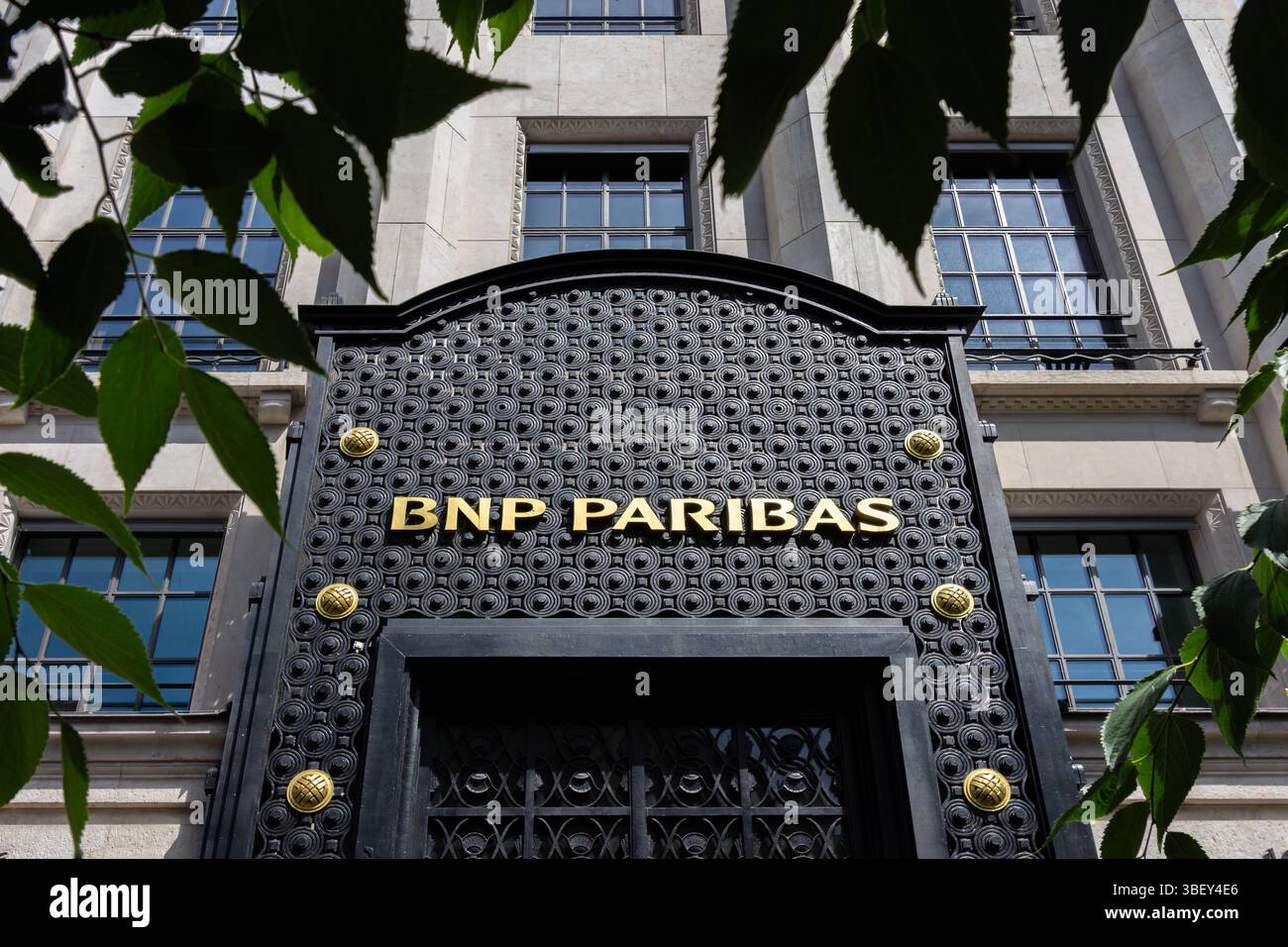 Fassade des Gebäudes, in dem sich das Hauptquartier von BNP Paribas in Paris, Frankreich, befindet. BNP Paribas (BNPP) ist eine französische Geschäftsbank, die in 65 Ländern vertreten ist Stockfoto