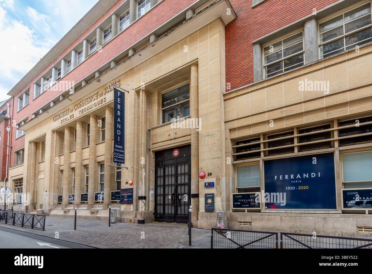 Außenansicht der Pariser Schule Ferrandi. Ferrandi Paris ist eine französische Konsularschule, die sich auf Gastronomie, Service und Gastfreundschaft spezialisiert hat Stockfoto
