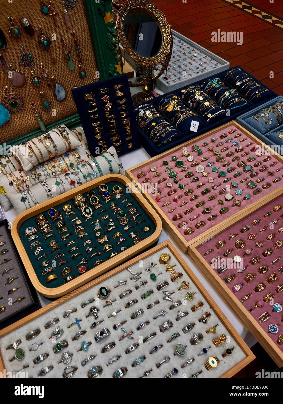 Eine Sammlung von antikem Schmuck an einem ästhetischen Marktstand in Dublin, Irland, Großbritannien, Europa. - Smartphone-aufgenommenes Stockfoto
