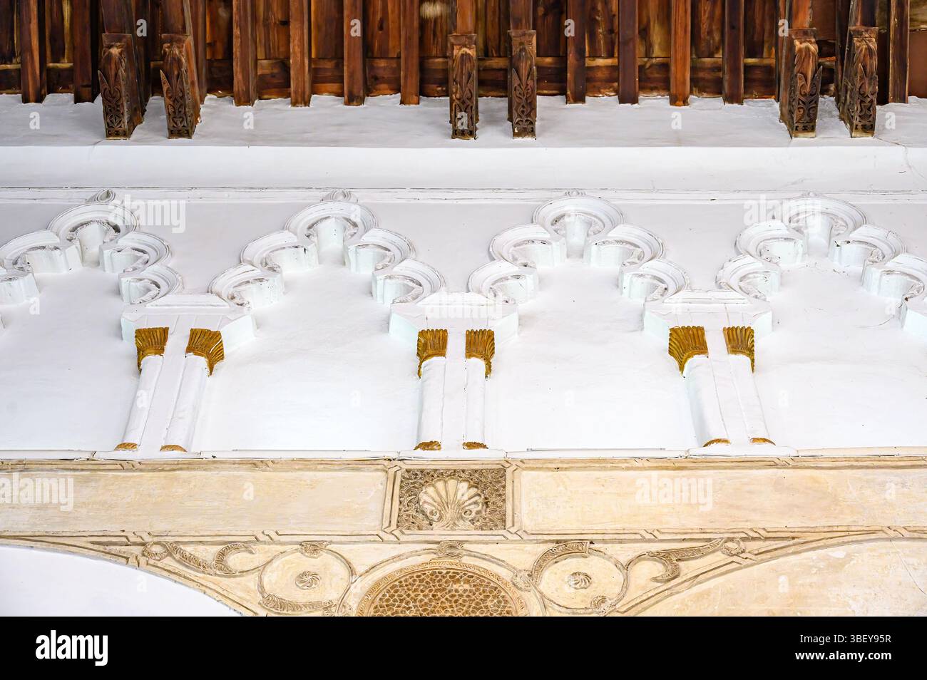 Dekorative Filigrane an einer alten Mauer, ein architektonisches Merkmal der Sinagoga de Santa Maria La Blanca. Stockfoto