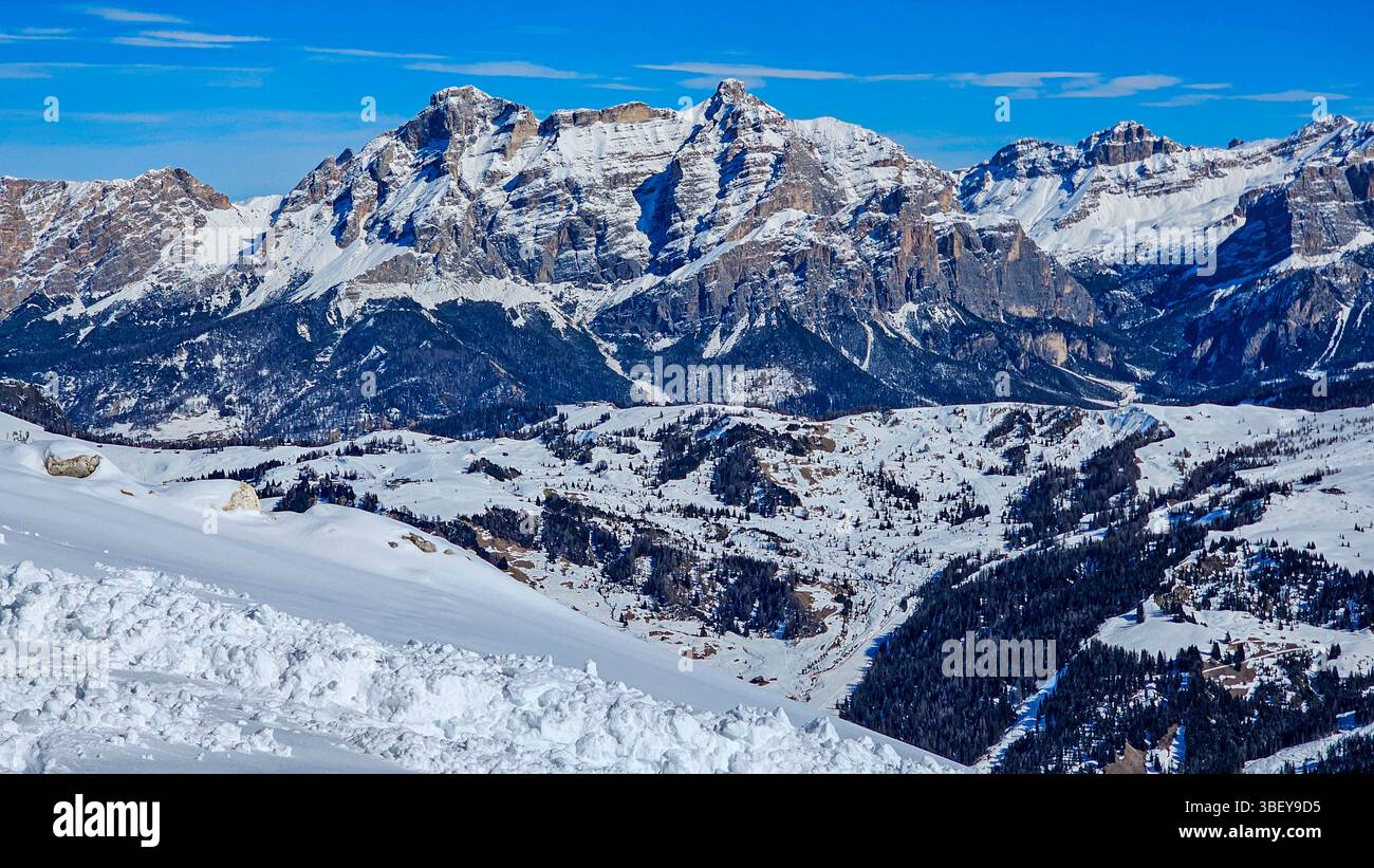 Blick auf die verschneiten Berge rund um Corvara, Alta Badia, Dolomiten, Italien Stockfoto