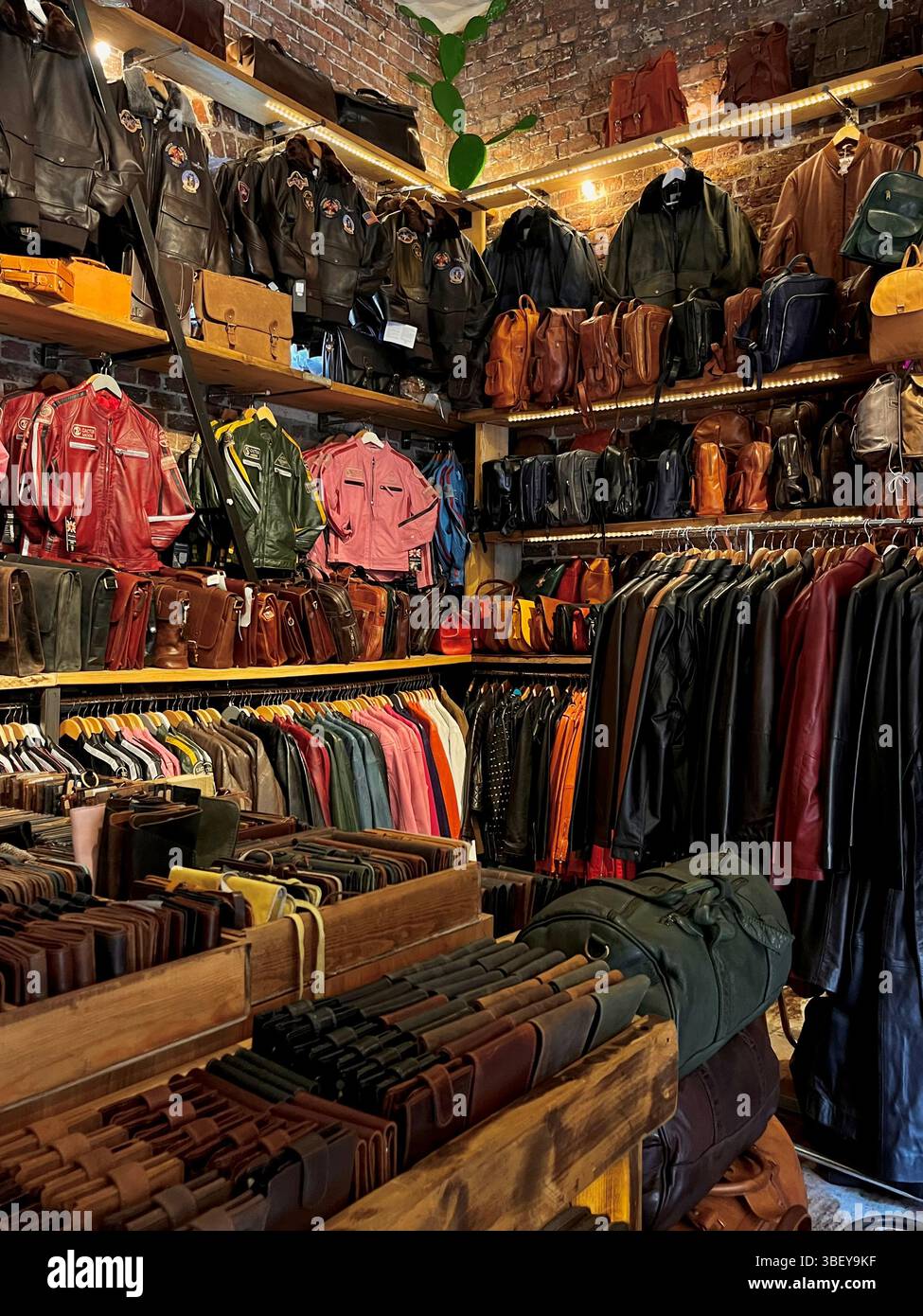 Ein Vintage-Ledergeschäft in Camden Markets in London City, England, Großbritannien, Europa an einem sonnigen Frühlingstag. Stockfoto