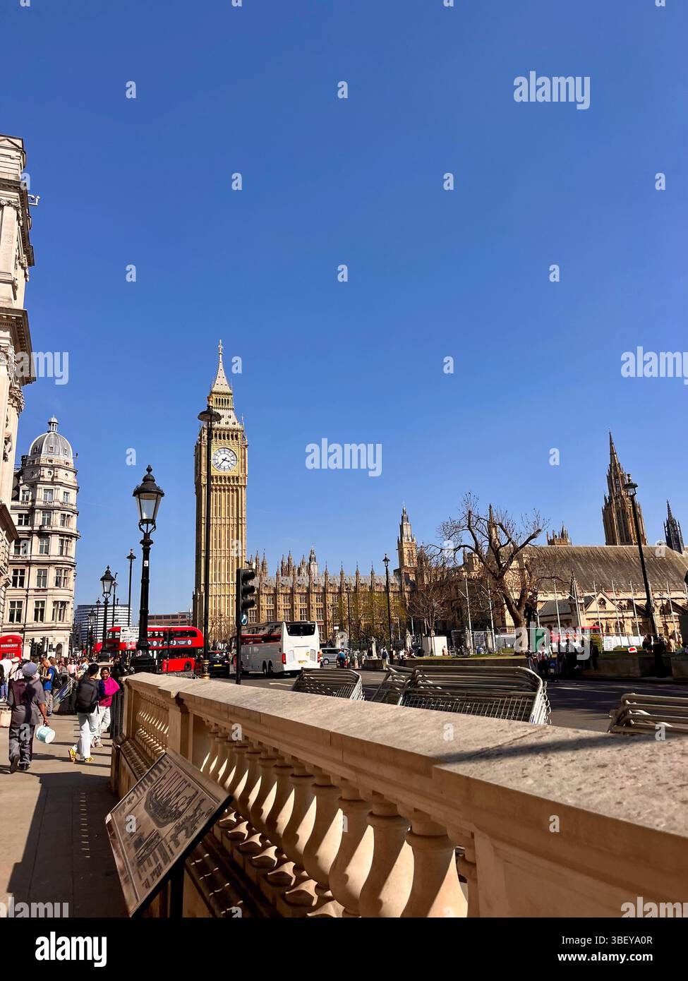 Der weltberühmte Big Ben Clock Tower in London City, England, Großbritannien, Europa an einem sonnigen Frühlingstag. - Smartphone-aufgenommenes Stockfoto