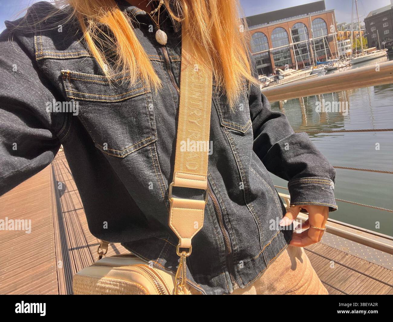 Outfit des Tages in London. Europäische Mode. - Smartphone-aufgenommenes Stockfoto