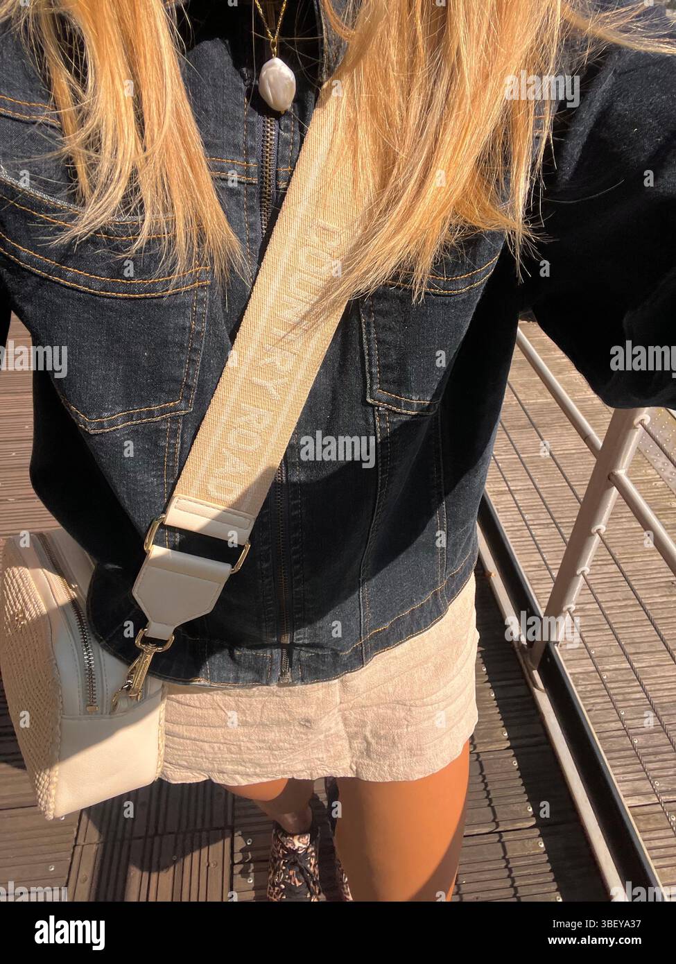 Outfit des Tages in London. Europäische Mode. - Smartphone-aufgenommenes Stockfoto