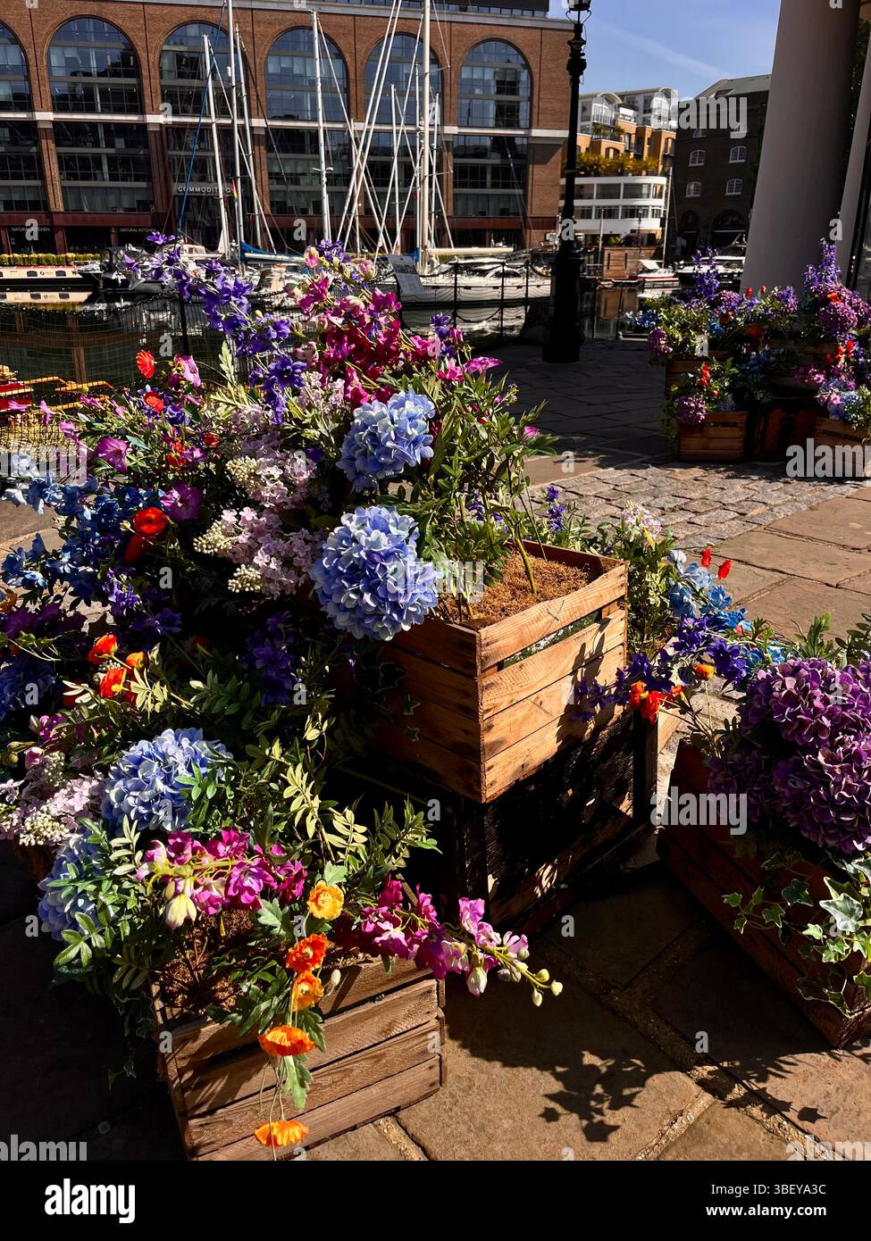 Eine Sammlung ästhetischer Blumen an einem wunderschönen sonnigen Tag in St Katherine's Docks im Herzen von London City, England, Großbritannien, Europa in der - Smartphone-aufgenommenes Stockfoto