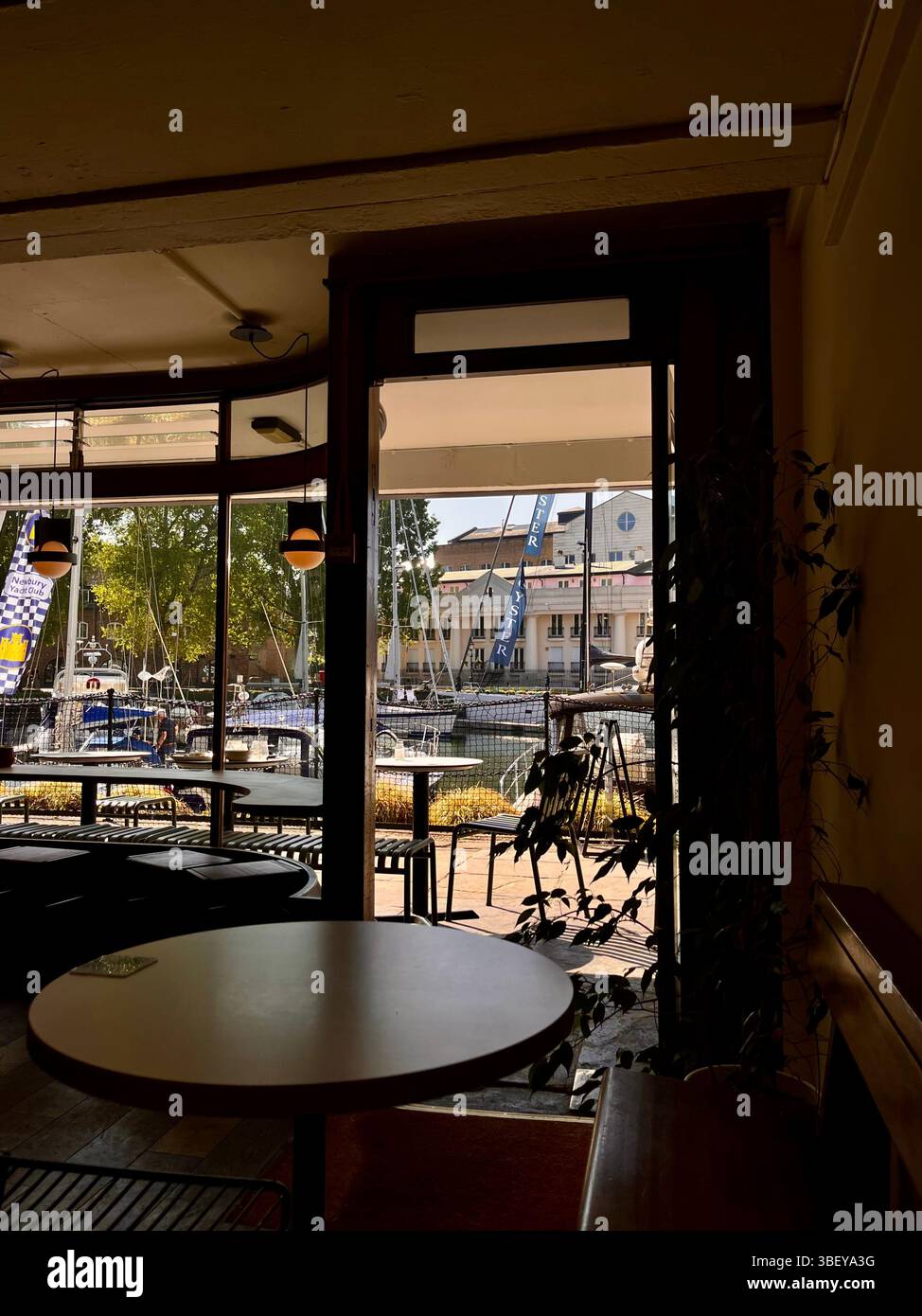 Ein herrlicher sonniger Tag in St. Katherine's Docks im Herzen von London City, England, Großbritannien, Europa mitten im Frühling. - Smartphone-aufgenommenes Stockfoto