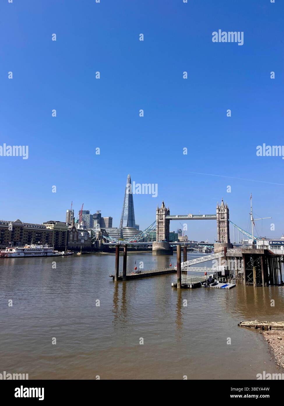 Ein ikonisches Foto mit der London Tower Bridge und The Shard, zwei der beliebtesten Touristenattraktionen von London City. London, England, Vereinigtes Königreich. - Smartphone-aufgenommenes Stockfoto