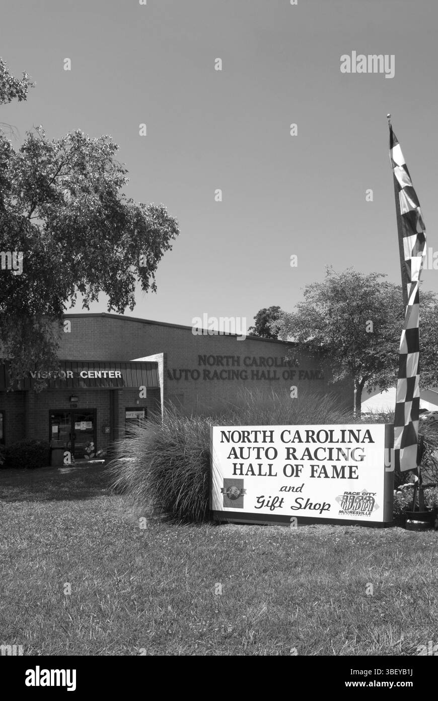 Das Gebäude der North Carolina Auto Racing Hall of Fame in Mooresville, North Carolina, USA – eine Hommage an die Geschichte des Motorsports und die NASCAR-Legenden. Stockfoto