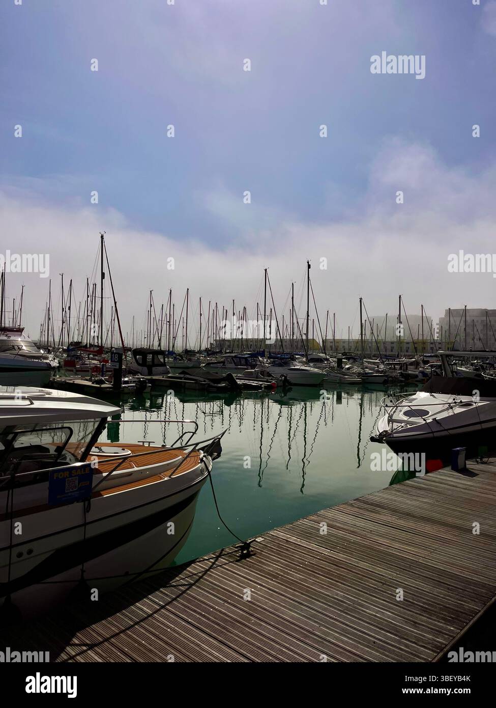 Boote in Brighton Marina an einem sonnigen Frühlingstag in Brighton, England, Großbritannien, Europa. - Smartphone-aufgenommenes Stockfoto