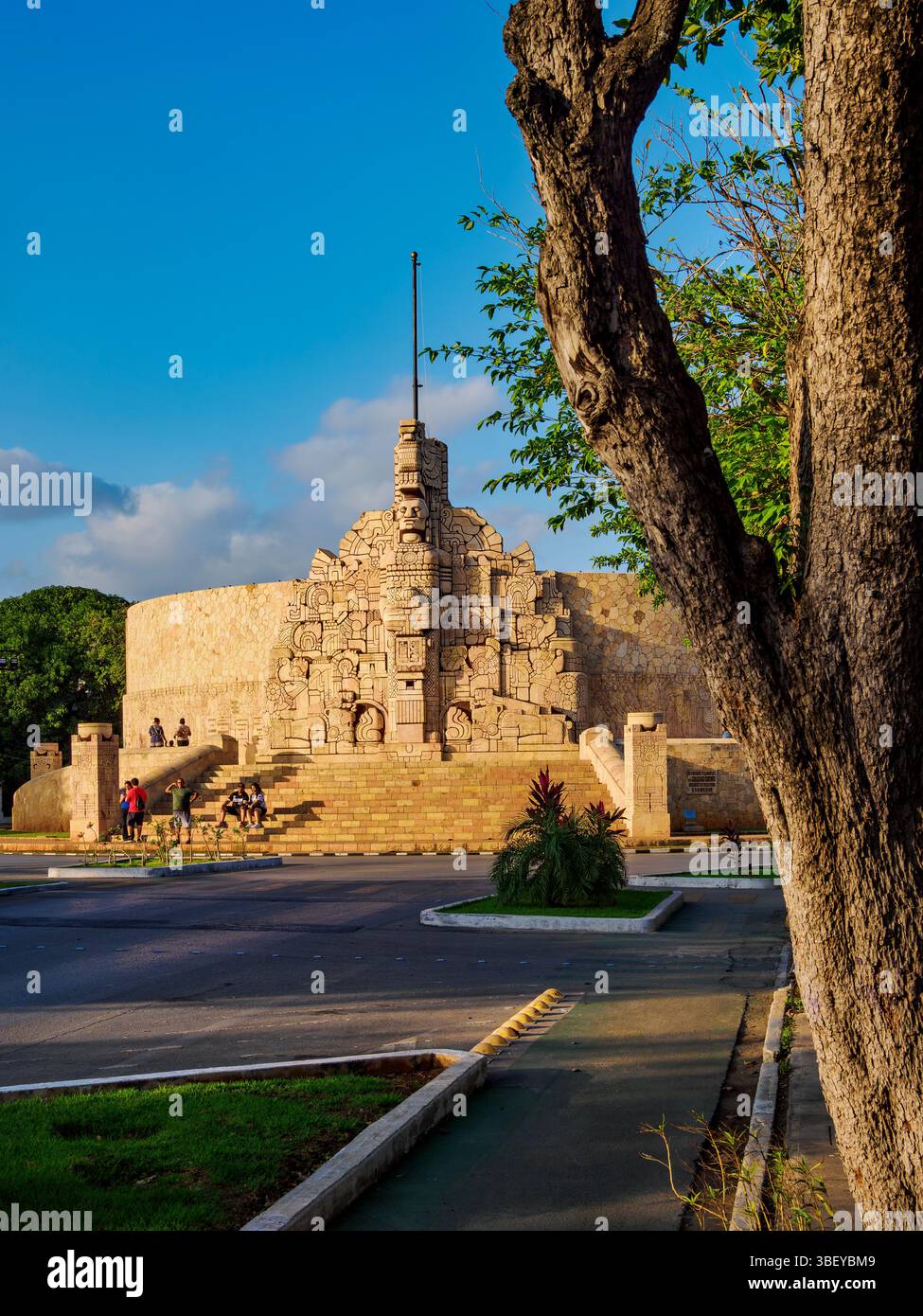 Monumento a La Patria, Denkmal für die Heimat bei Sonnenuntergang, Paseo de Montejo, Merida, Yucatan State, Mexiko Stockfoto