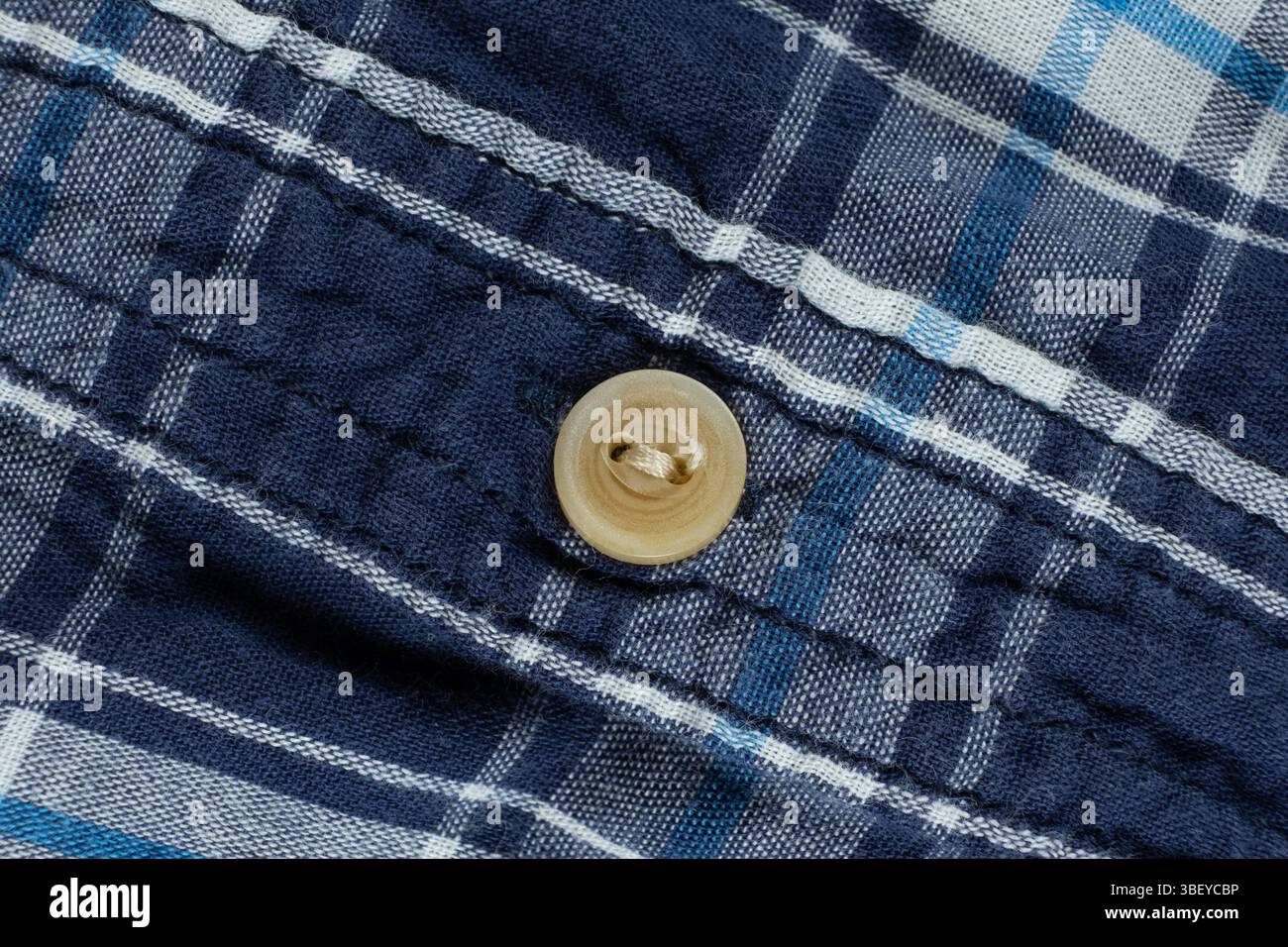 Natürliche Baumwollbekleidung mit Knopf am Hemd. Stockfoto