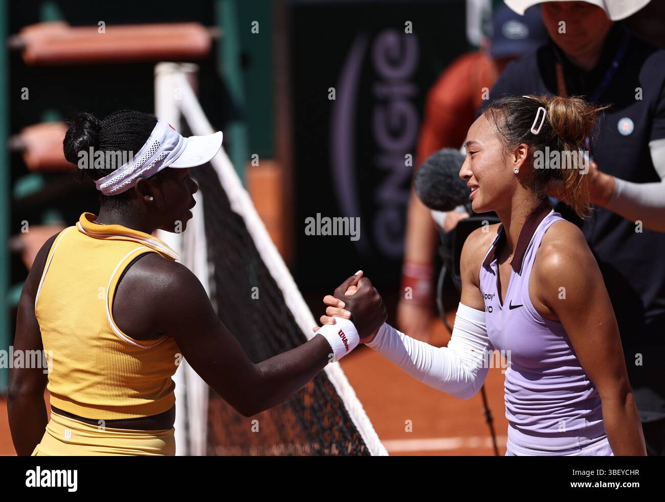 Paris, Frankreich. 30. Mai 2025. Zheng Qinwen (R) aus China begrüßt Victoria Mboko aus Kanada nach dem Spiel der 3. Runde der Frauen beim Tennis-Turnier der French Open in Roland Garros, Paris, Frankreich, am 30. Mai 2025. Quelle: Li Jing/Xinhua/Alamy Live News Stockfoto