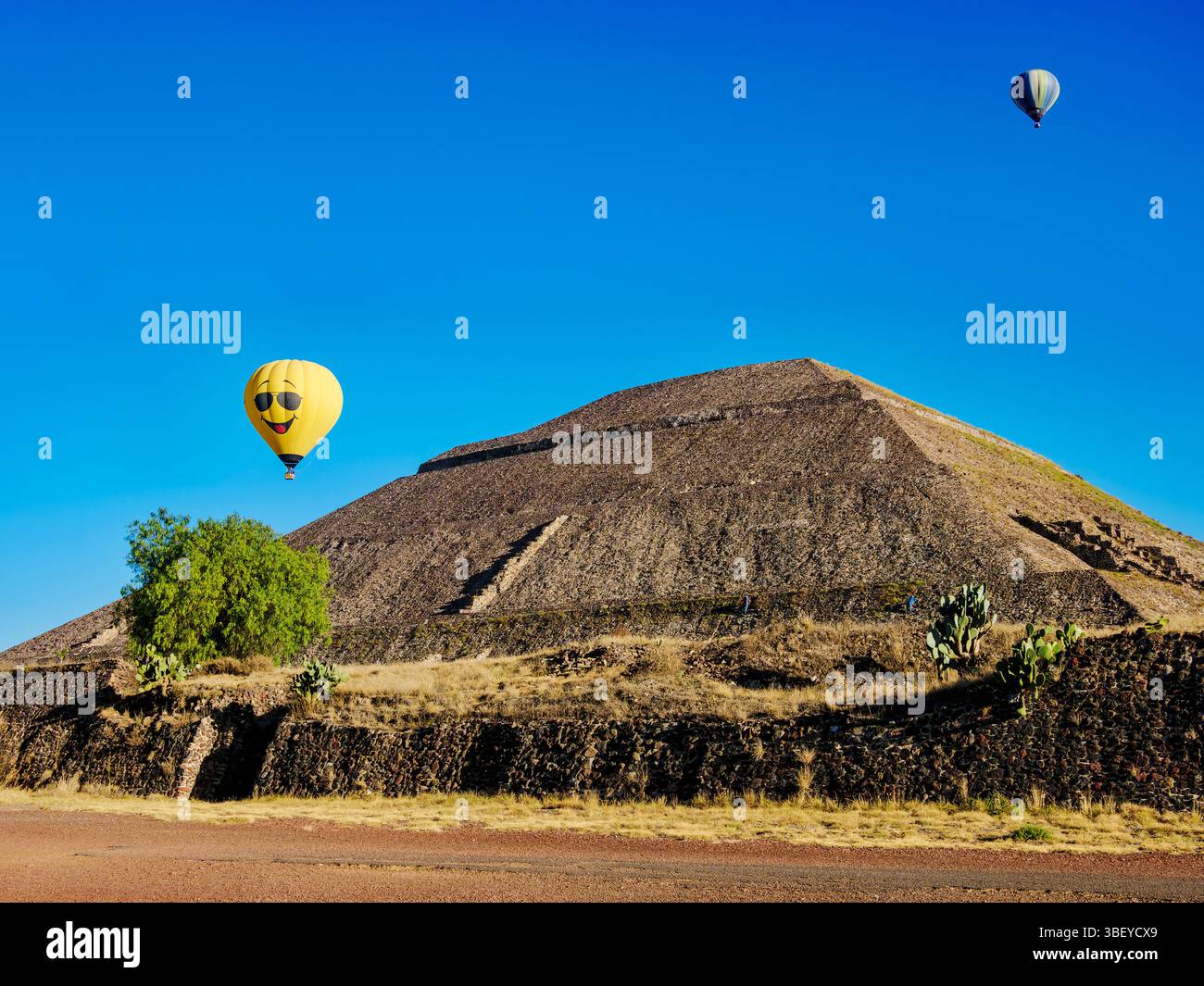 Heißluftballons fliegen über die Pyramide der Sonne, Teotihuacan, mexikanischer Bundesstaat Mexiko Stockfoto