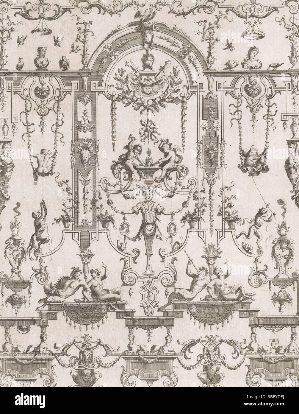 Augsburg, Wolf, Jeremiah, Berain, Jean (le Vieux), Stein, Gottfried, Komposition mit Schmiedeputti, Augsburg, verso - gestempelt, Eine dekorative Komposition mit Zopf und in der Mitte eine Arkade mit Büsten und einer Waffentrophäe. Unter der Arkade befinden sich zwei Schmiedeputten, die von einer Therme getragen werden. Links und rechts sind Putten auf Girlanden, Affen schwingen sie hin und her. Darunter befinden sich zwei Satyrpaare und Frauen. Unten sind drei Paar Sphinxe auf beiden Seiten von zwei Ziegen mit Zöpfen, Druck, Ornament Print, Prints, Ornament Prints, Ornament Prints, Höhe 307 mm, Breite 240 mm, Deutsch, 1687 - 1747, Druck Stockfoto