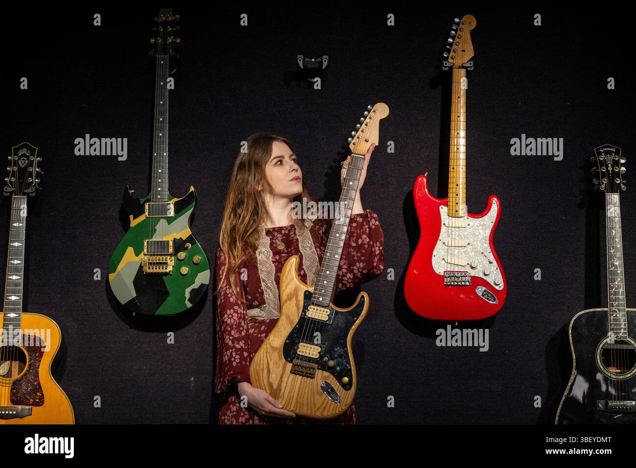 London, Großbritannien. 30. Mai 2025. Ein Mitarbeiter von Rory Gallagher: A Dave Edwards Custom Stratocaster-Style E Guitar, ca. 1980, geschätzte £ 30.000 - £ 40.000, bei einer Vorschau auf die Lose im Sound & Cinema Sale in Bonhams Knightsbridge. Der Verkauf selbst läuft bis zum 4. Juni bonhams.com. Quelle: Stephen Chung / Alamy Live News Stockfoto