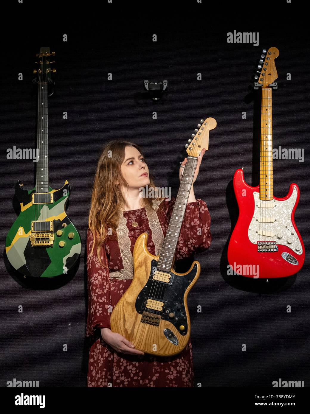 London, Großbritannien. 30. Mai 2025. Ein Mitarbeiter von Rory Gallagher: A Dave Edwards Custom Stratocaster-Style E Guitar, ca. 1980, geschätzte £ 30.000 - £ 40.000, bei einer Vorschau auf die Lose im Sound & Cinema Sale in Bonhams Knightsbridge. Der Verkauf selbst läuft bis zum 4. Juni bonhams.com. Quelle: Stephen Chung / Alamy Live News Stockfoto