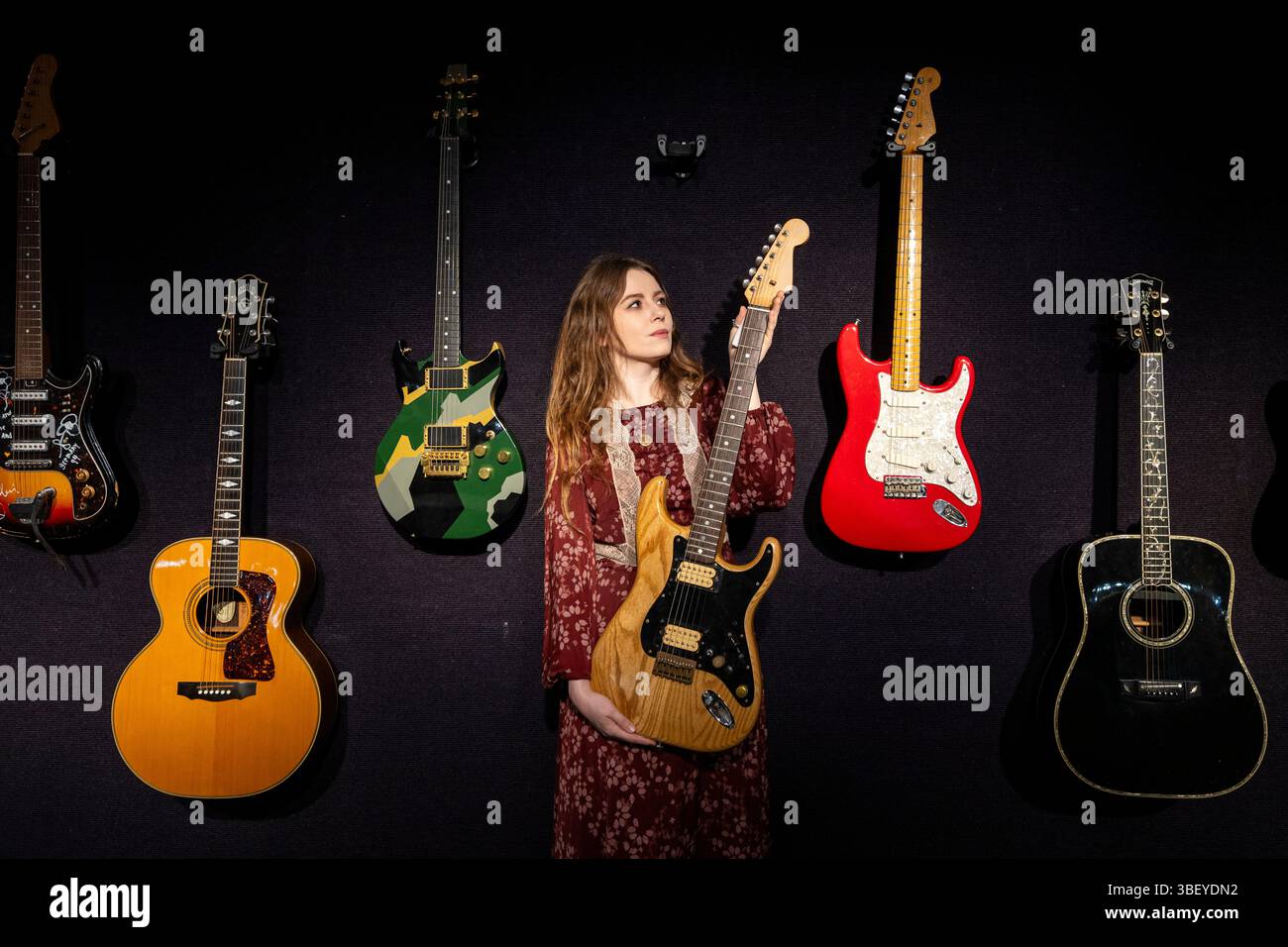 London, Großbritannien. 30. Mai 2025. Ein Mitarbeiter von Rory Gallagher: A Dave Edwards Custom Stratocaster-Style E Guitar, ca. 1980, geschätzte £ 30.000 - £ 40.000, bei einer Vorschau auf die Lose im Sound & Cinema Sale in Bonhams Knightsbridge. Der Verkauf selbst läuft bis zum 4. Juni bonhams.com. Quelle: Stephen Chung / Alamy Live News Stockfoto