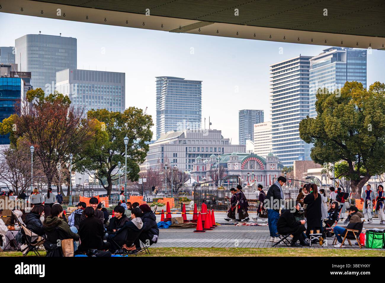 Menschen verbringen ihre Freizeit unter einer Autobahnbrücke im Nakanoshima Park in Osaka, Japan Stockfoto