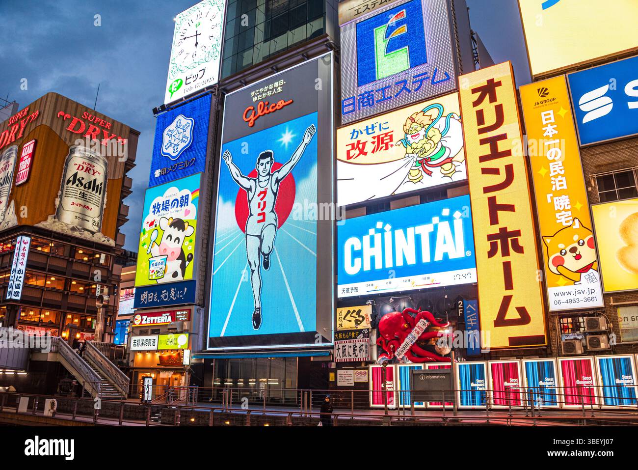 Lebendige Neonplakate mit dem berühmten Glico-Zeichen von Dotonbori, Osaka, Kansai, Japan Stockfoto