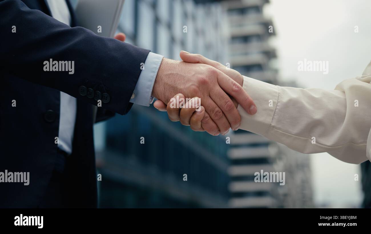 Zwei Geschäftsleute Handschütteln Treffen in der Stadt Geschäftsmann Handschütteln mit Geschäftsfrau Partner Vielfalt multirassisch schütteln Hände Zusammenarbeit Mann Stockfoto
