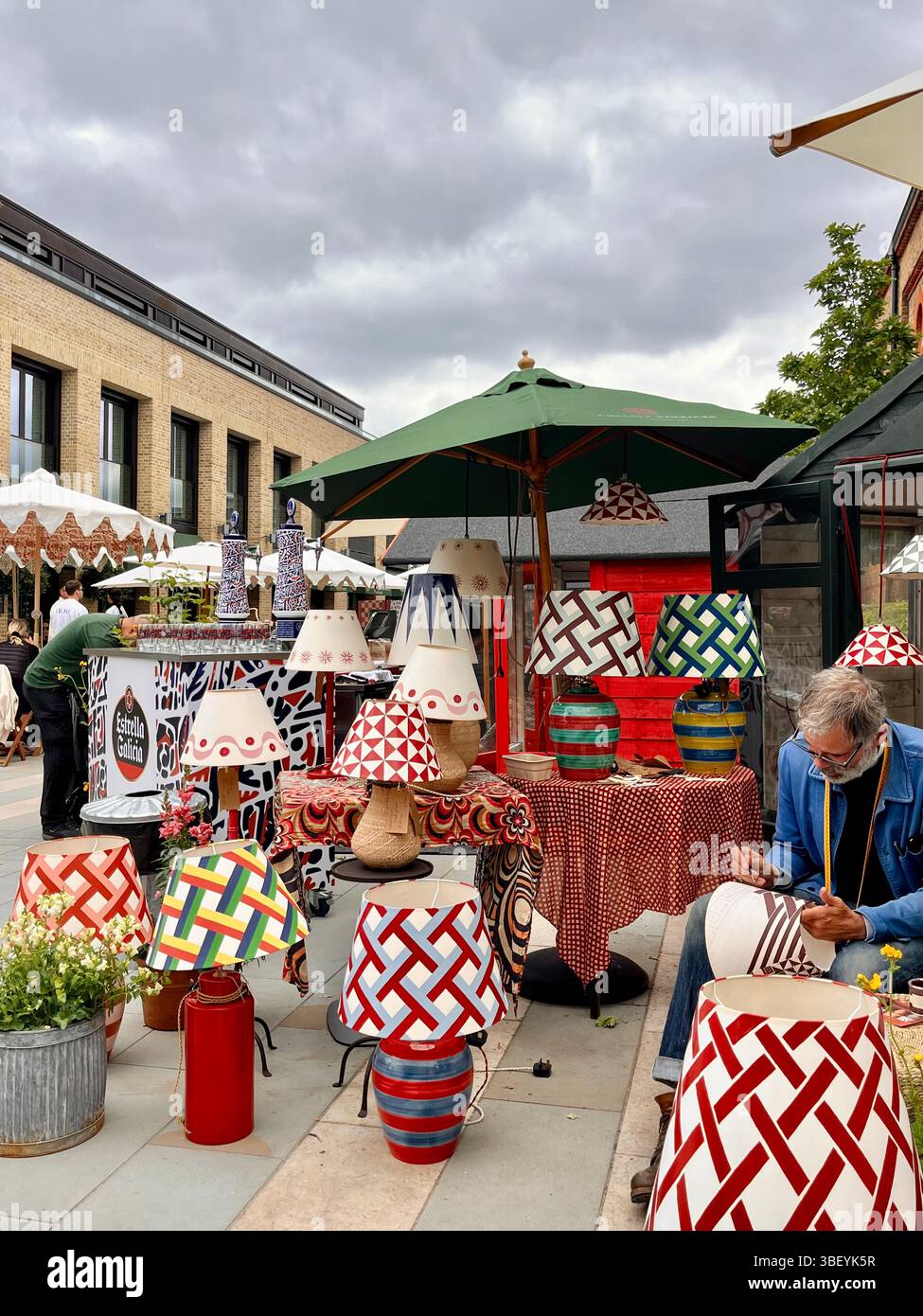 Ein Marktstand, der handbemalte Lampenschirme im Rahmen der RHS Chelsea Flower Show 2025 in Chelsea, London, England, Großbritannien, Europa verkauft. - Smartphone-aufgenommenes Stockfoto