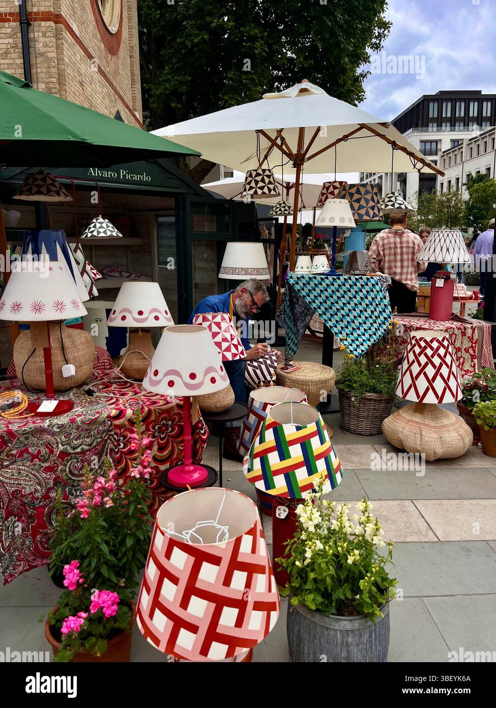 Ein Marktstand, der handbemalte Lampenschirme im Rahmen der RHS Chelsea Flower Show 2025 in Chelsea, London, England, Großbritannien, Europa verkauft. - Smartphone-aufgenommenes Stockfoto