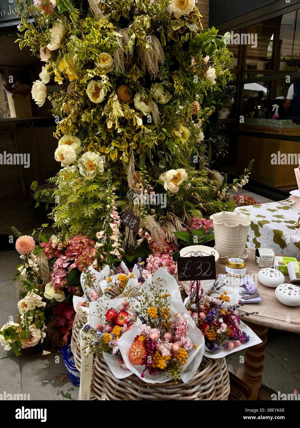 Eine wunderschöne Ausstellung frischer Blumen im Rahmen der RHS Chelsea Flower Show 2025 in Chelsea, London, England, Großbritannien, Europa im Frühjahr. - Smartphone-aufgenommenes Stockfoto