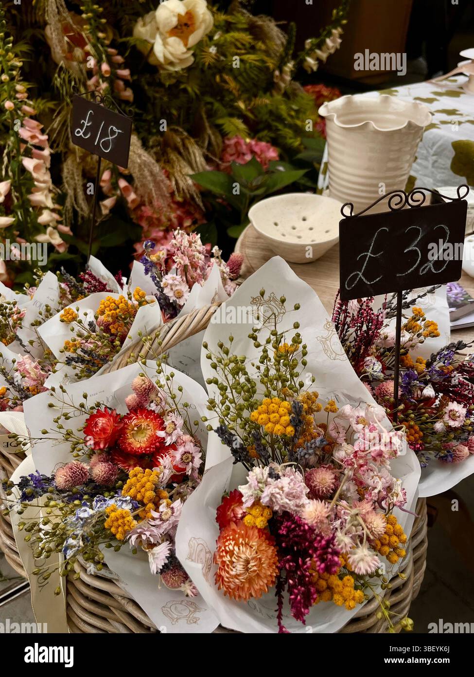 Eine wunderschöne Ausstellung frischer Blumen im Rahmen der RHS Chelsea Flower Show 2025 in Chelsea, London, England, Großbritannien, Europa im Frühjahr. - Smartphone-aufgenommenes Stockfoto