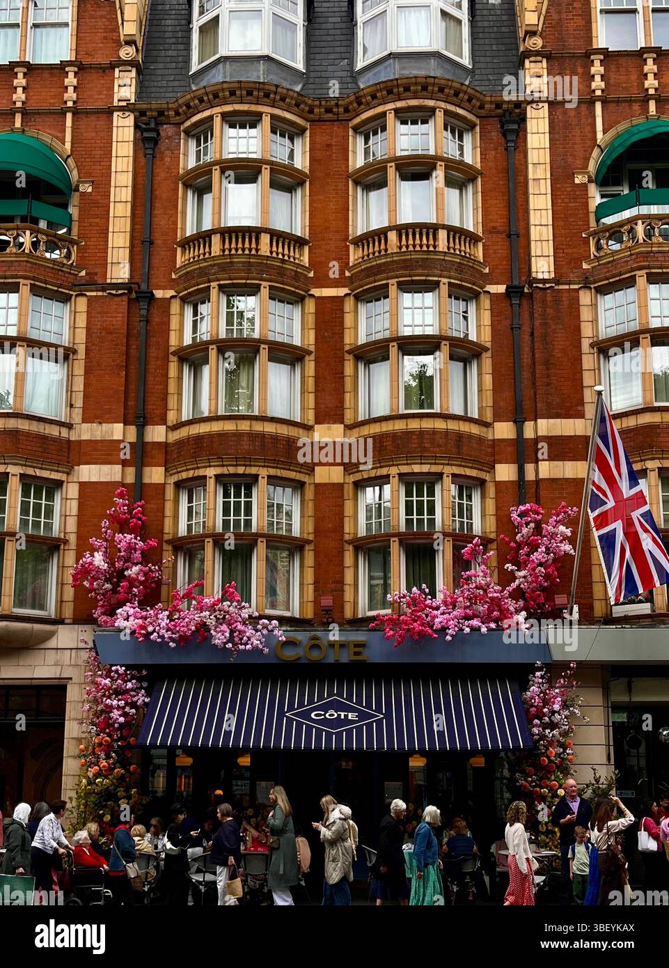 Ein ästhetisches Gebäude im Herzen von Chelsea, London, England, Großbritannien, Europa, dekoriert mit frischen Blumen im Rahmen der Chelsea Flower Show. - Smartphone-aufgenommenes Stockfoto