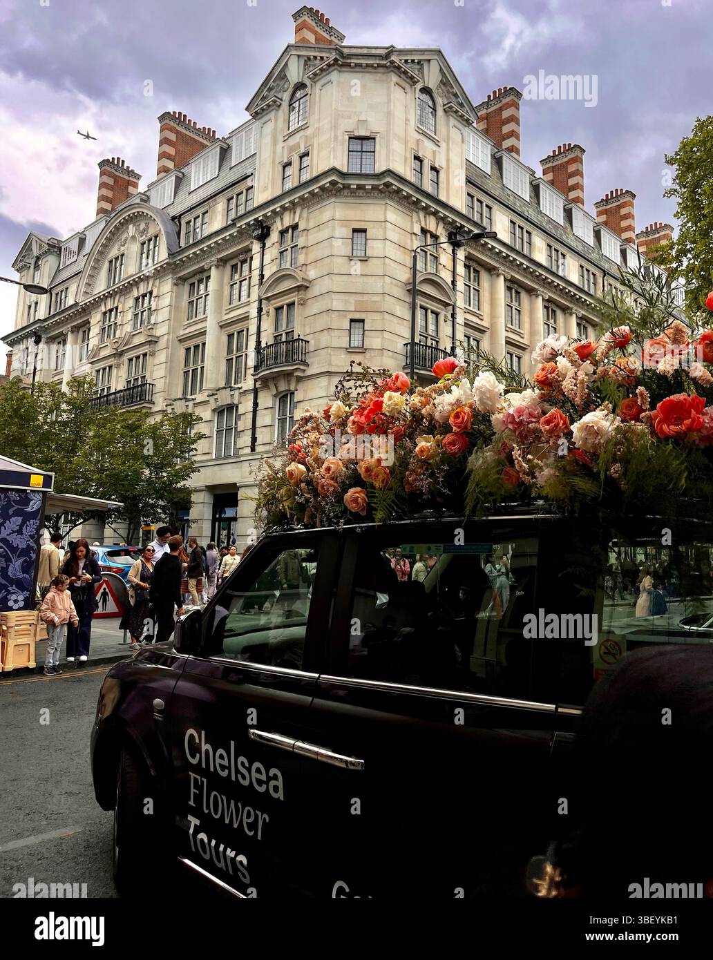 Ein ästhetisches europäisches Gebäude in Chelsea, London, England, Großbritannien, Europa an einem sonnigen Frühlingstag. - Smartphone-aufgenommenes Stockfoto