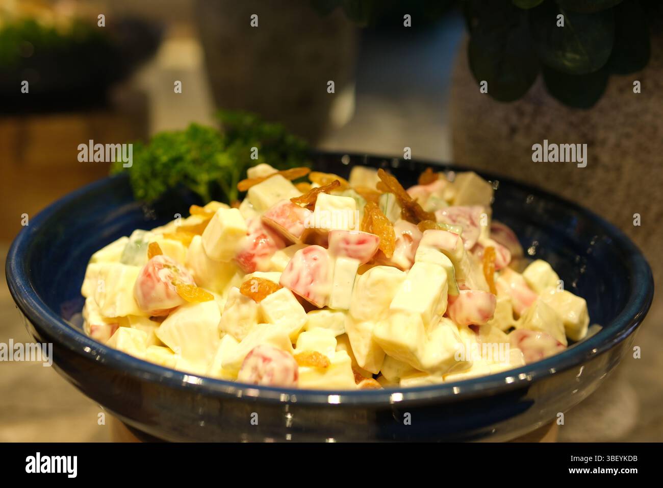 Gesunder hausgemachter russischer traditioneller Salat olivier bereit zu essen, Nahaufnahme. Dreht den Teller mit Salat olivier Stockfoto