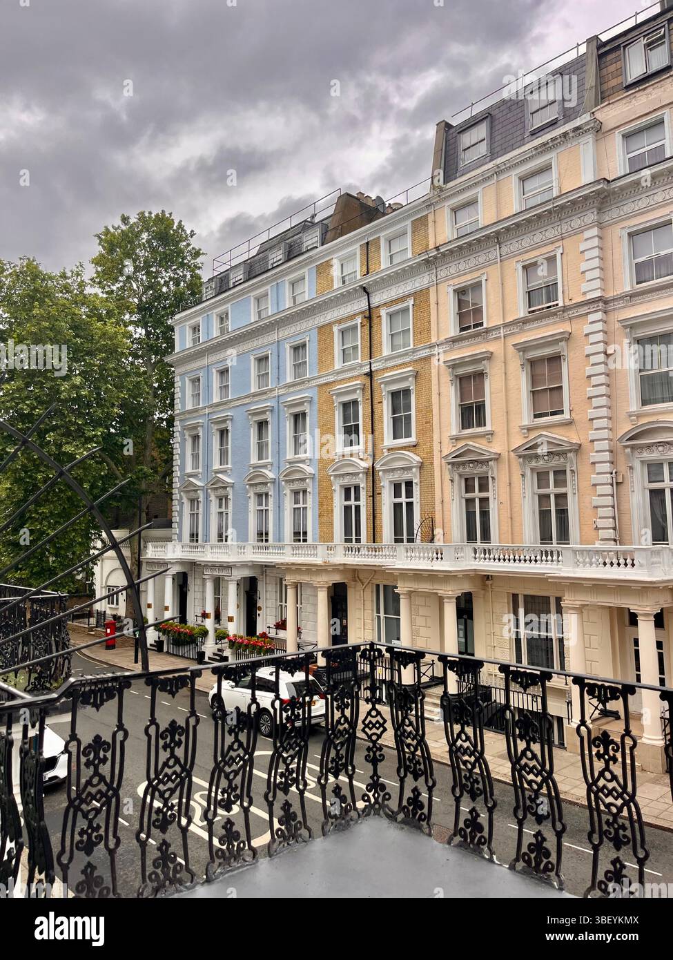 Die schönen pastellfarbenen Stadthäuser in den Straßen von London im Herzen von Kensington und Chelsea, London City, England, Großbritannien, Europa. - Smartphone-aufgenommenes Stockfoto