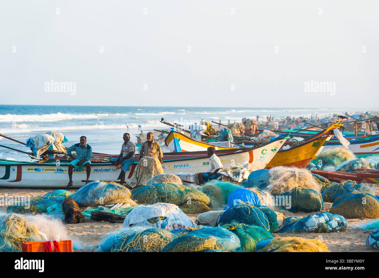 Angeln von Kanus am Marina Beach, Baie of Bengal, Chennai (Madras), Coromandel Coast, Staat Tamil Nadu, Südindien, Asien Stockfoto