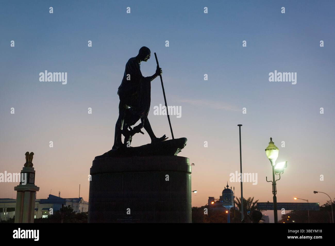 Mahatma Gandhi Statue an der Promenade entlang Marina Beach, Chennai (Madras), Coromandel Coast, Tamil Nadu, Südindien, Asien Stockfoto