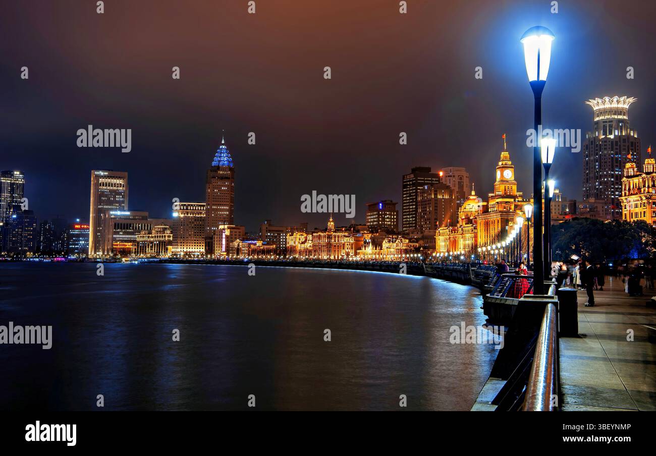 Herrlicher Blick auf den Bund bei Nacht entlang des Huangpu Flusses, Shanghai, China Stockfoto Herrlicher Blick auf den Bund bei Nacht entlang des Huangpu Flusses, Shanghai, China Stockfoto