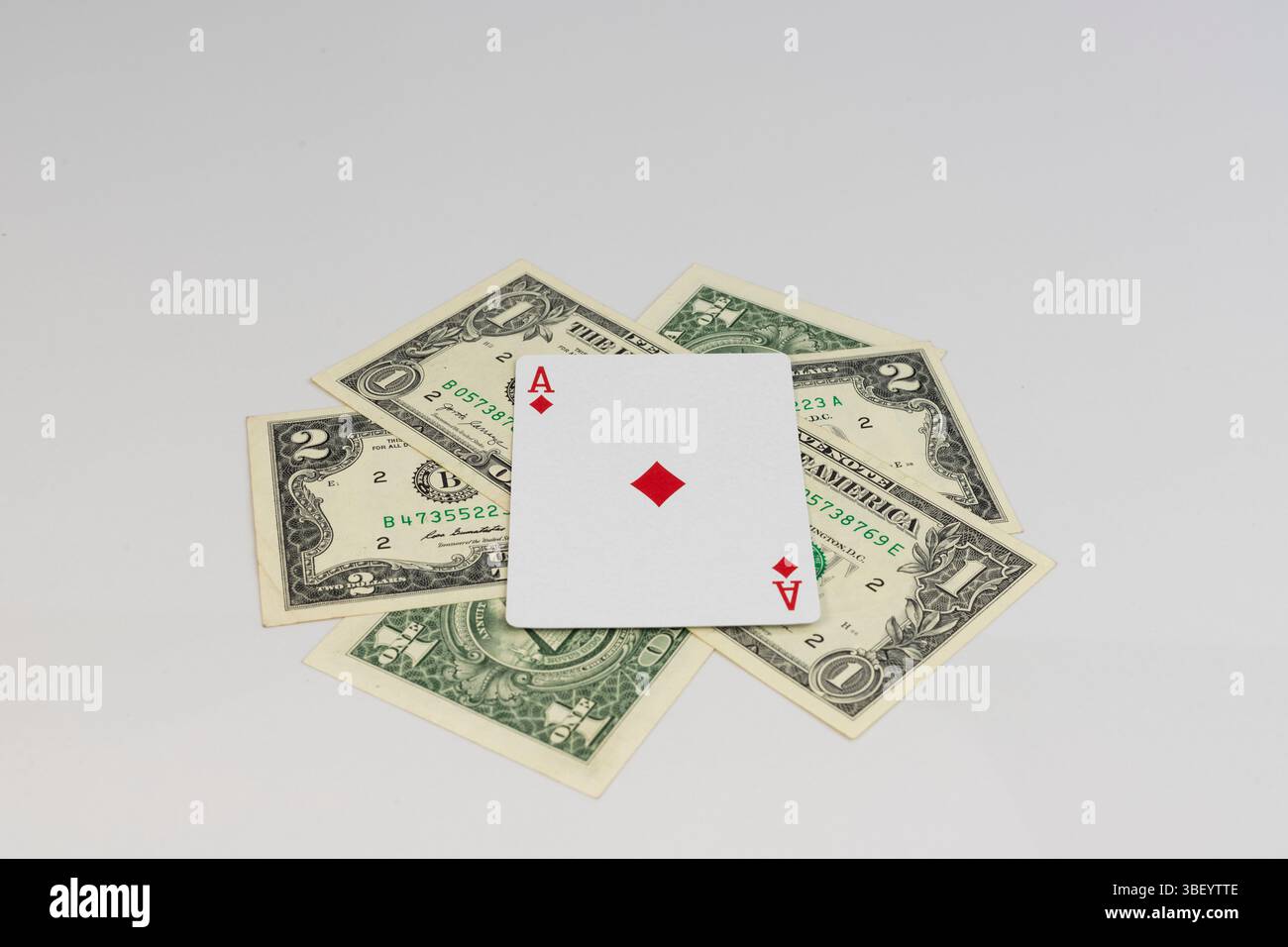 Ass der Diamanten auf US-1- und -2-Dollar-Scheinen auf weißem Hintergrund Stockfoto