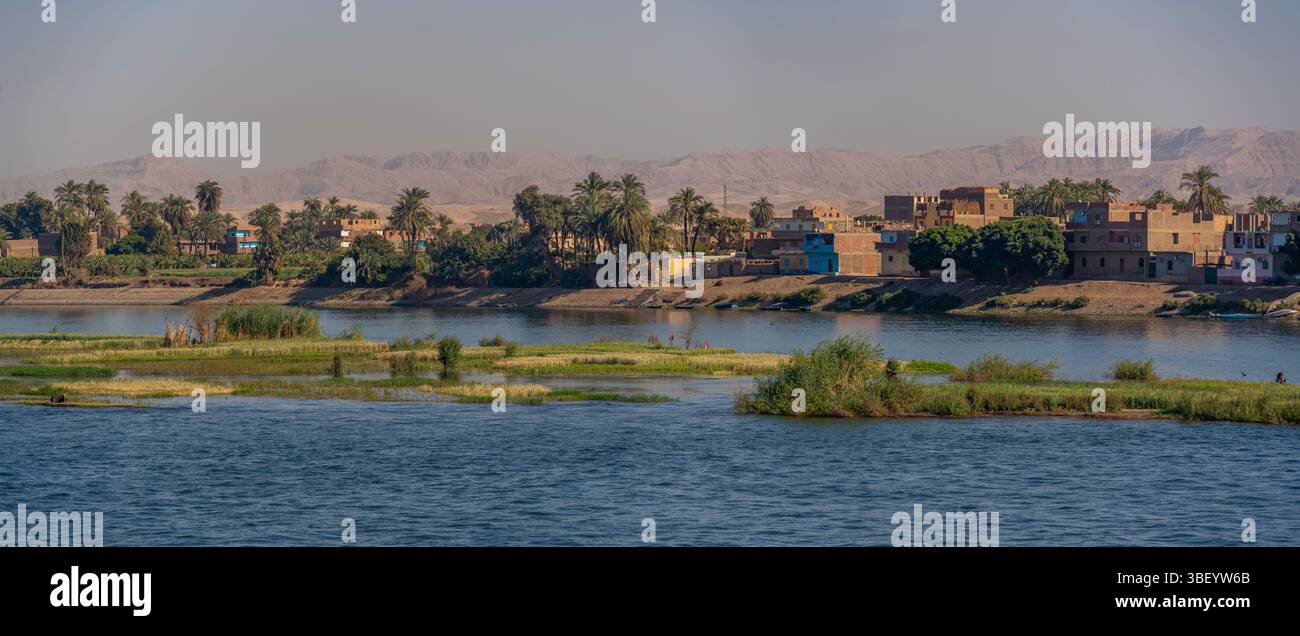 Blick auf die Landschaft vom Kreuzfahrtschiff in der Nähe von Armant auf dem Nil, Luxor, Ägypten, Afrika Stockfoto