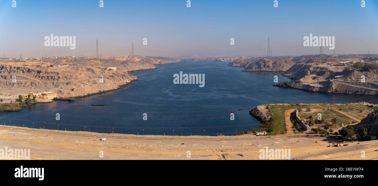 Blick auf den Nil vom Assuan Hochdamm an einem sonnigen Tag, Assuan, Ägypten, Afrika Stockfoto