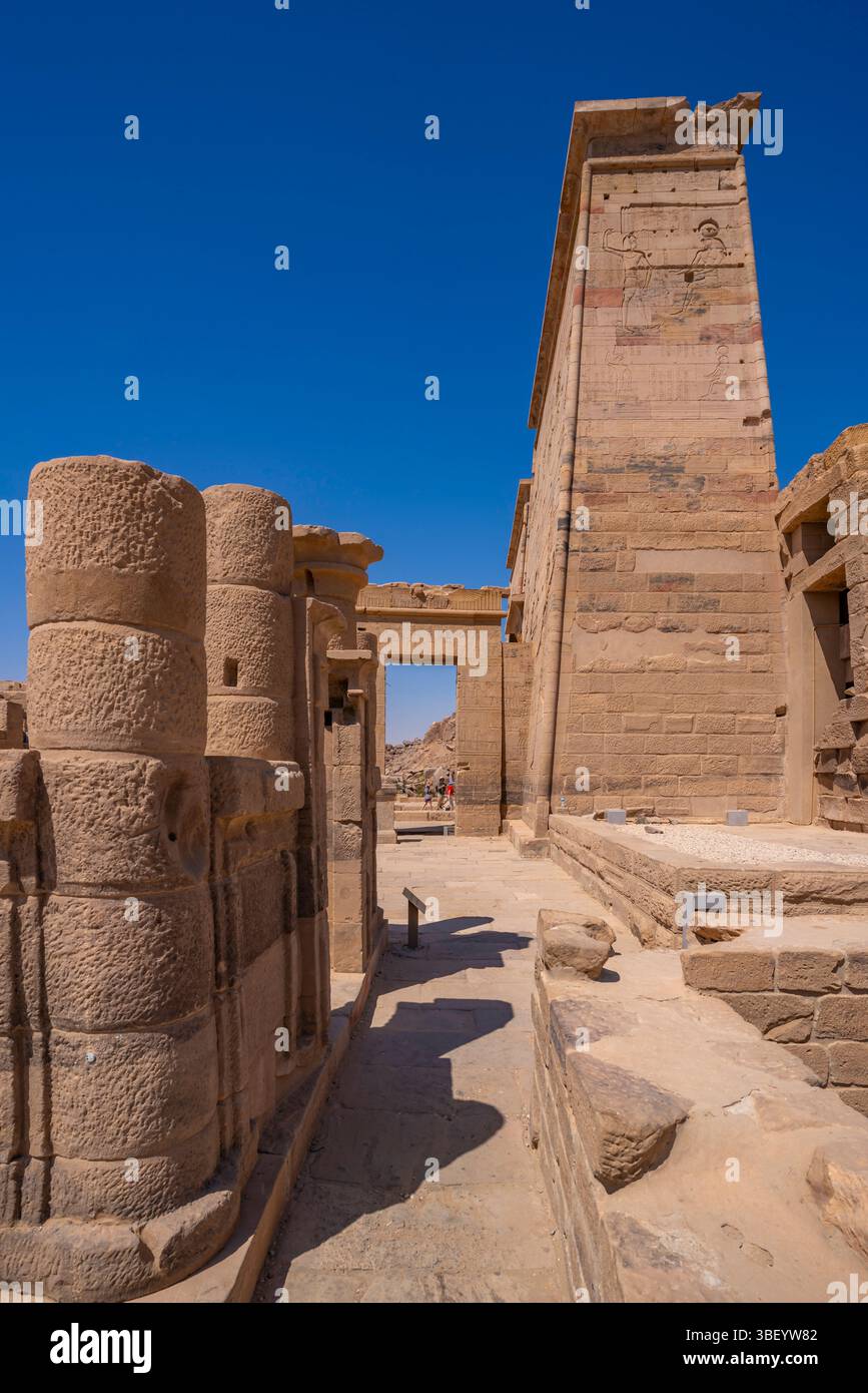 Blick auf den Tempel in Philae an einem sonnigen Tag, Assuan, Nubien, Ägypten, Nordafrika, Afrika Stockfoto